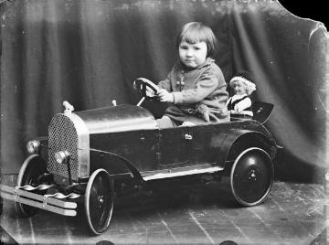 Margret Jäger im Kinderauto, um 1927 - älteste von drei Töchtern des Fotografen Ernst Jäger und Ehefrau Agnes, geboren 1924. Atelier Jäger, Harsewinkel, undatiert.