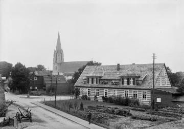 Harsewinkel, Gütersloher Straße: Dorfkern mit St. Lucia-Kirche und Gasthof Wilhalm, vormals Koch (rechts), aufgenommen vom Gebäude der Dampfmühle Seppelfricke, später Bröskamp. Undatiert, um 1925?