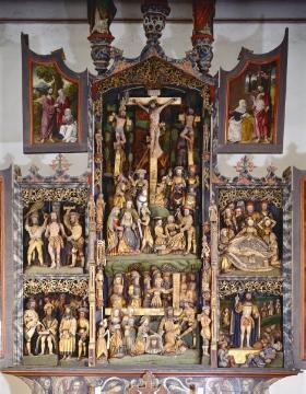 Ev. Pfarrkirche St. Severin: Fllügelaltar, geschnitztes Mittelteil mit Kreuzigungsgruppe, Gotik, um 1520