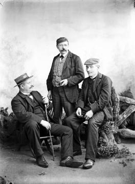 Buchbinder und Fotograf Johann Hermann Jäger (1845-1920) und Freunde (sitzend). Atelier Jäger, Harsewinkel, um 1895.