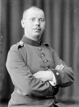 Fotograf Ernst Jäger (1886-1963) als Soldat im Ersten Weltkrieg. Atelier Jäger, Harsewinkel.