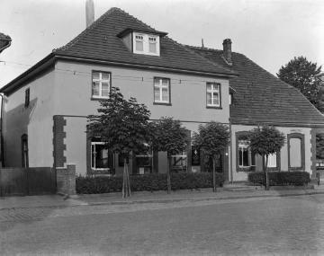 Harsewinkel, Alter Markt: Die Hirsch-Apotheke, Inhaber Adams. Undatiert, um 1947?