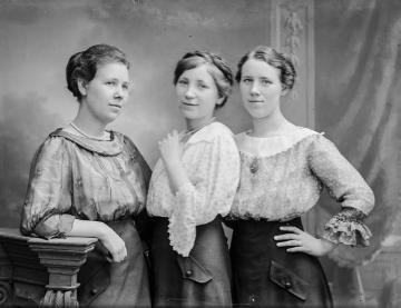 Die drei Töchter des Fotografen Johann Hermann Jäger (1845-1920) aus zweiter Ehe mit Gertrud (+1918): Änne (links, *1896), Gertrud (Mitte, *1899) und Maria-Elisabeth "Lilli" (*1893). Atelier Jäger, Harsewinkel, 1920.