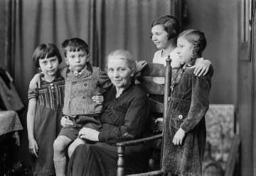 "Tante Margret" Springer (*Jäger) mit Margret, Agnes (beide rechts), Irene und Hermann, den Kindern ihres Bruders Ernst Jäger. Atelier Jäger, Harsewinkel, 1936.