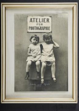 Werbung für das väterliche Fotoatelier: Irene und Agnes Jäger, 1932 - Töchter des Fotografen Ernst Jäger und Ehefrau Agnes. Atelier Jäger, Harsewinkel.