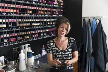 Salon Lürwer, Brochterbeck, Juli 2015: Friseurmeisterin Ilona Lürwer betreibt mit Ihrem Ehemann Rolf Lürwer das Haarstudio an der Dörenther Straße 14.