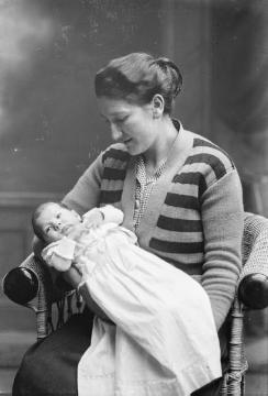 Als junge Mutter um 1924: Agnes Jäger (*Siegeroth) mit Tochter Margret, erstes von vier Kindern aus ihrer Ehe mit Ernst Jäger (ab 1923), Fotograf und Ladenbesitzer in Harsewinkel. Atelier Jäger, Harsewinkel.
