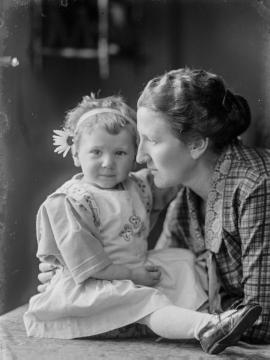 Als junge Mutter um 1927: Agnes Jäger (*Siegeroth) mit Tochter Margret, erstes von vier Kindern aus ihrer Ehe mit Ernst Jäger (ab 1923), Fotograf und Ladenbesitzer in Harsewinkel. Atelier Jäger, Harsewinkel.