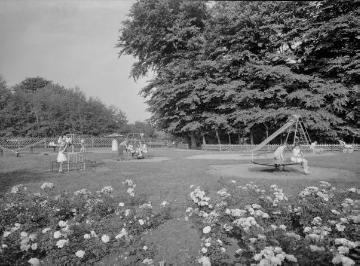 Harsewinkel um 1960: Kinderspielplatz und "Dechants Wäldchen" (im Hintergrund), später Durchgang zwischen Kardinal-von-Galen- Grundschule (Turnhalle) und Gymnasium Harsewinkel.