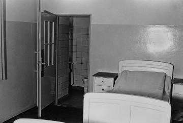 Landesheilanstalt für Psychiatrie Lengerich, Renovierung 1954-1957: Schlafraum Gebäude Männer CI mit 7 Betten und eigener Toilette nach dem Umbau.