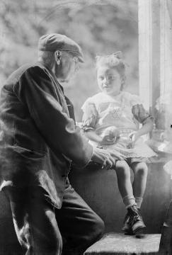 Großvater Johann Hermann Jäger (1845-1920), Fotograf und Ladenbesitzer in Harsewinkel, mit Enkelin Maria, Kind seiner Tochter Margret (°°Springer). Undatiert, um 1918?