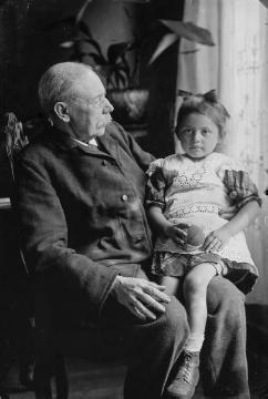 Großvater Johann Hermann Jäger (1845-1920), Fotograf und Ladenbesitzer in Harsewinkel, mit Enkelin Maria, Kind seiner Tochter Margret (°°Springer). Undatiert, um 1918?