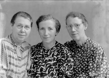 Die drei Schwestern Jäger im Jahre 1947: Änne (*1886), Gertrud (*1899) und Maria-Elisabeth "Lilli" (*1893), Töchter des Fotografen Johann Hermann Jäger (1845-1920) aus zweiter Ehe mit Gertrud (+1918). Atelier Jäger, Harsewinkel.