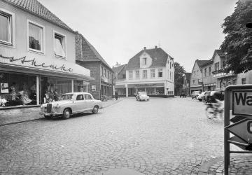 Harsewinkel, Alter Markt Richtung Marienstraße - links: Modehaus Horsthemke und Drogerie Eduard Hentschel, Bildmitte: Modehaus Wendland. Undatiert, um 1960?