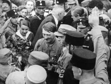 Adolf Hitler mit Mitgliedern der Sturmabteilung (SA) der Nationalsozialistischen Deutschen Arbeiterpartei (NSDAP)
