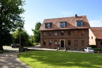 Windheim Dorfzentrum: Ehemaliges Pfarrhaus, heute Praxis des Dorfarztes. Juni 2016.