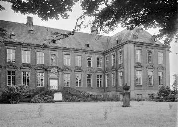 Abteigebäude des ehemaligen Zisterzienserklosters Marienfeld (1185-1803), Harsewinkel (Caritas-Kinderheim). Undatiert, um 1935?