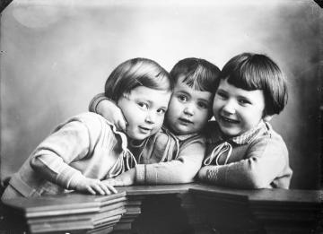 Die Schwestern Jäger um 1929: Agnes (*1926), Irene (*1928) und Margret (*1924), Töchter des Fotografen Ernst Jäger und Ehefrau Agnes. Atelier Jäger, Harsewinkel.