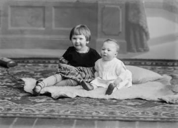 Margret Jäger (*1924) mit Baby Agnes (*1926), porträtiert um 1927 - Töchter des Fotografen Ernst Jäger und Ehefrau Agnes. Atelier Jäger, Harsewinkel.