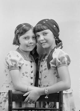 Agnes Jäger (links) mit ihrer älteren Schwester Margret, um 1936 - Töchter des Harsewinkeler Fotografen Ernst Jäger und Ehefrau Agnes. Atelier Fritz Jäger, Würzburg, undatiert.