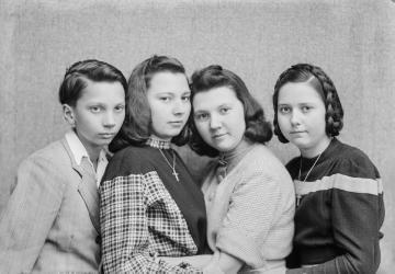 Hermann Jäger (1930-1953), porträtiert um 1943 mit seinen Schwestern Agnes (links), Margret und Irene - Kinder des Fotografen Ernst Jäger und Ehefrau Agnes (*Siegeroth). Atelier Jäger, Harsewinkel, undatiert.