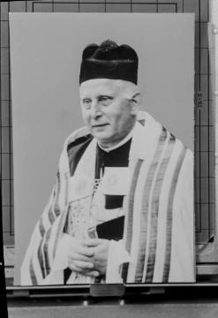 Katholischer Geistlicher, eventuell Pfarrdechant Theodor Markfort (geb.1893), 1947 bis 1967 Pfarrdechant St. Lucia (Harsewinkel)