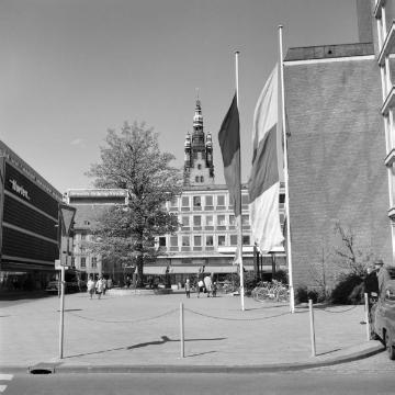 Flaggen auf der Klemensstraße - im Hintergrund: Gebäudepartie der Stadtverwaltung und Stadtturm