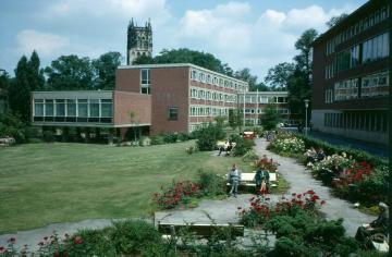 Wilhelms-Universität, Kath.-Theologische Fakultät (erbaut 1960) und Grünanlage an der Johannisstraße