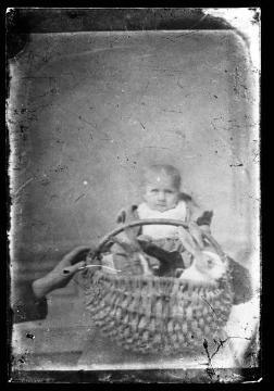 Kind mit Kaninchen im Kartoffelkorb, undatiert, um 1890. Atelier Jäger, Harsewinkel.