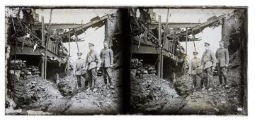 Drei Soldaten vor zerstörter Industriekulisse
(Otto Mötje, mittig)