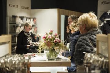 Modehaus Render im Dorfzentrum von Ahaus-Alstätte - Kundenverkehr zur Adventszeit 2016. Das Familienunternehmen an der Kirchstraße 15 besteht seit 7 Generationen und wird von Kunden aus dem ganzen Umland frequentiert.