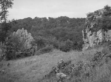 Felsen an der Feldhofhöhle im Hönnetal, 1927.