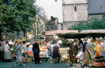 Wochenmarkt auf dem Marktplatz vor der ev.-ref. Kirche