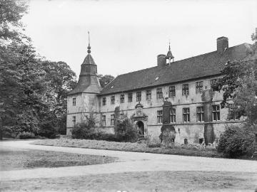 Schloss Westerwinkel bei Ascheberg-Herbern, Hauptschloss von der Vorburg aus gesehen, undatiert.