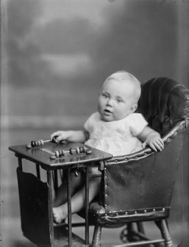Baby Hildegard, Tochter von Gertrud Mußmann (*Jäger, jüngste Schwester des Fotografen Ernst Jäger). Atelier Jäger, Harsewinkel, 1929.