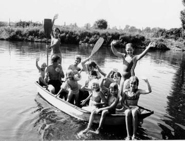 Badespaß auf dem "Toten Arm" des Rhein-Herne-Kanals bei Castrop-Rauxel (Gelände des örtlichen Rudervereins). August 1973.