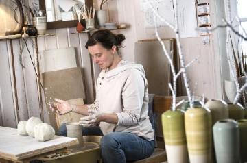 Besuch im Keramikstudio Silke Wellmeier, Brochterbeck - Juni 2015: Aufbau einer Vase an der Drehscheibe - die studierte Keramikerin und gelernte Floristin bei der Arbeit in ihrem Atelier am Horstmersch 5.