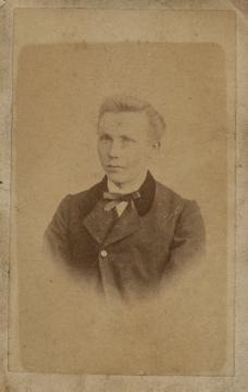 Everhard Heinrich Jäger (1849-1884), der jüngere von zwei Söhnen des Buchbinders Johann Heinrich Jäger (1813-1884) aus Harsewinkel. Atelier Bernhard Breimann, Wiedenbrück, 1872.