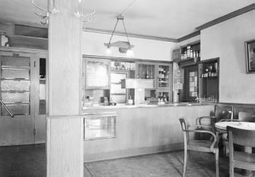 Gastronomie in Harsewinkel: Gastraum mit Bartresen im "Handelshof" - Hotel Poppenborg, Brockhäger Straße Nähe Kirchplatz. Undatiert, um 1960?