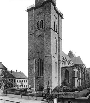 St. Reinoldi-Kirche, Turmseite mit Portal und Totenleuchte