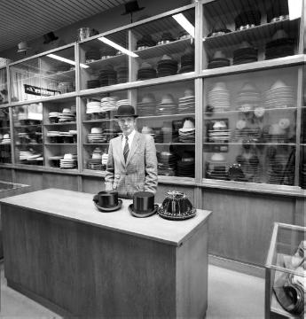 Geschäftsaufgabe 1993: Hutfachgeschäft B. Stark, Prinzipalmarkt - Inhaber Stark und seine Warenkollektion