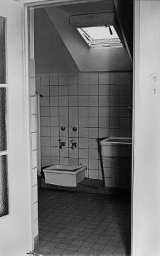 Landesheilanstalt für Psychiatrie Lengerich, Renovierung 1954-1957: Badezimmer Gebäude Männer AIII nach dem Umbau.
