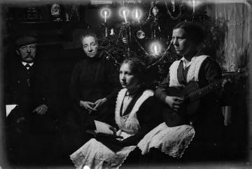 Weihnachten bei Familie Jäger, Harsewinkel, um 1914: Fotograf und Ladenbesitzer Johann Hermann Jäger und Ehefrau Gertrud (✝1918) mit den Töchtern Gertrud und Maria-Elisabeth (rechts). Undatiert.