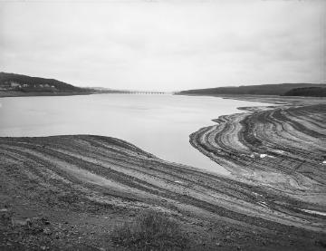 Der Möhnesee bei niedrigem Wasserstand, 1954.