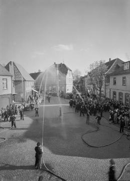Feier des 50-jährigen Jubiläums der Freiwilligen Feuerwehr Harsewinkel - hier Wasserspiele auf dem Marktplatz, vom Urheber datiert auf 1936 (Gründung der Freiwilligen Feierwehr 1884).