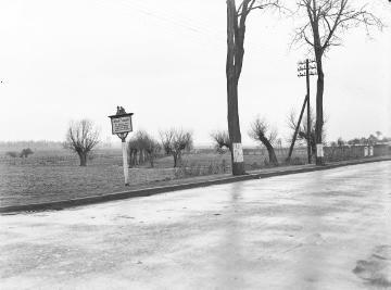 Geschnitztes Ortsschild bei Hamm, März 1952.