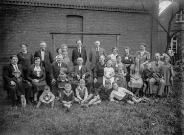 Geburtstag Ernst Siegroth (sitzende, Mitte) - Familie Siegeroth (rechts), Schwiegerfamilie des Harsewinkler Fotografen Ernst Jäger, und Familie Specht (links). Lünen, um 1935.