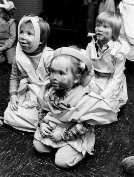 Kindernachmittag in der "Malstube" im ehemaligen Amtsgericht an der Wittener Straße, Castrop-Rauxel. Februar 1972.