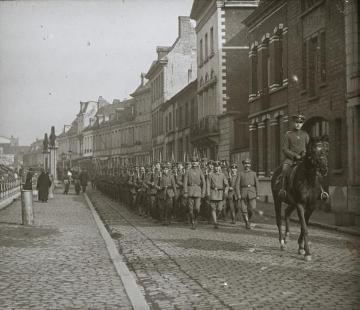Ein Regiment marschiert, Tournay, Juni 1918