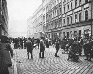 Abriegelung des Münchener Gewerkschaftshauses durch die SA (Sturmabteilung) der Nationalsozialistischen deutschen Arbeiterpartei (NSDAP) im Frühjahr 1933